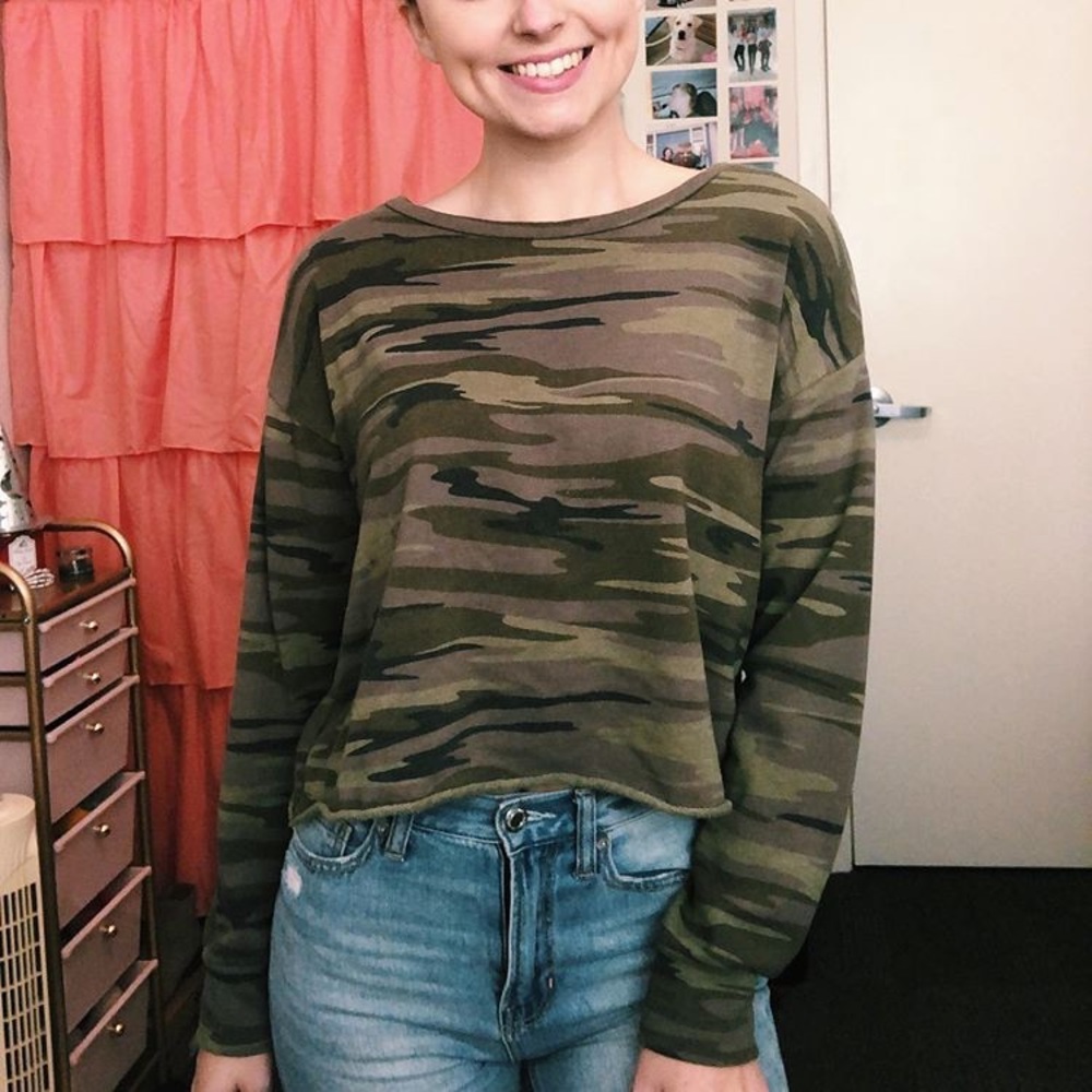 Cropped camo crewneck